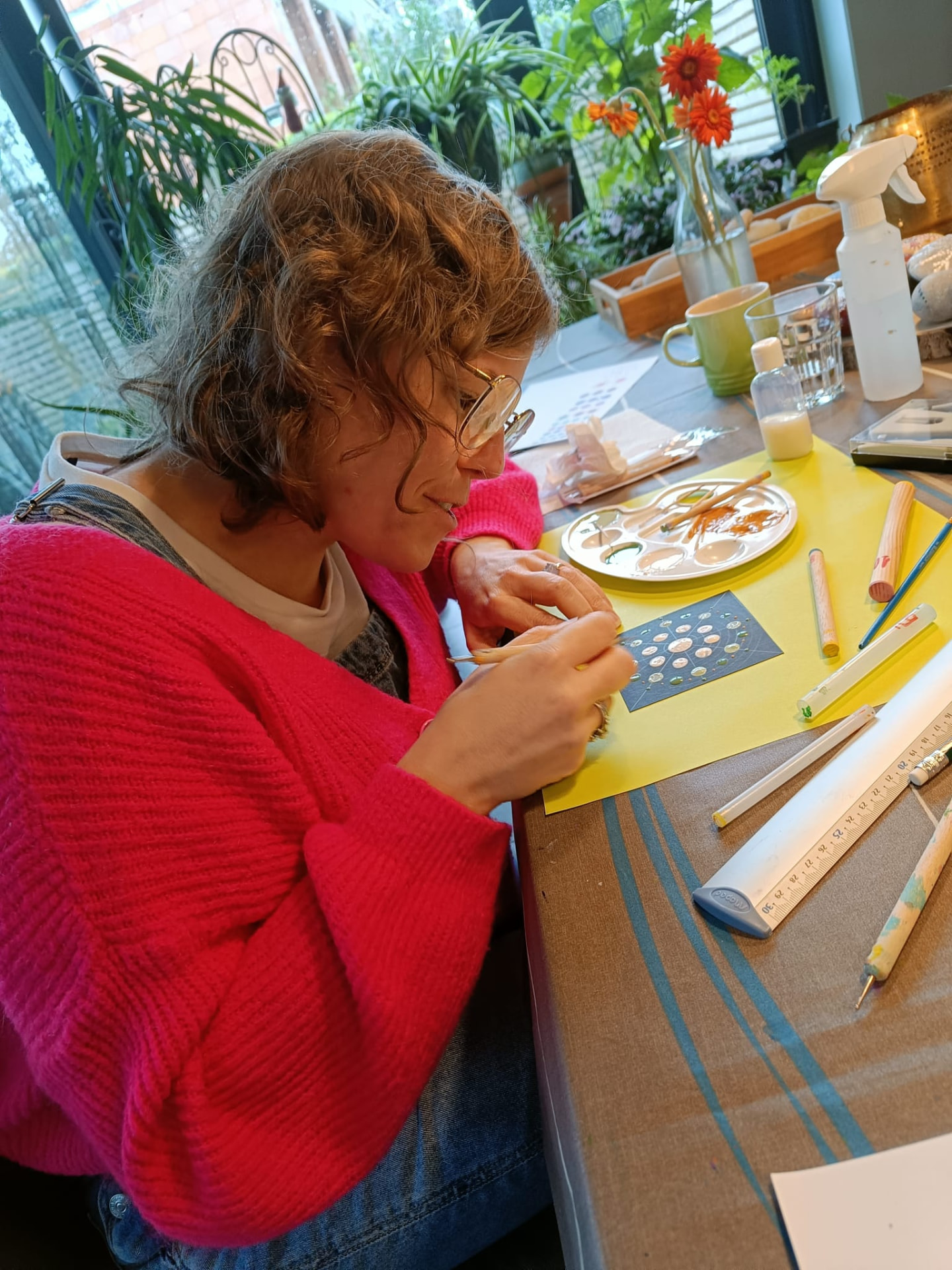 Maike aan het schilderen en creëren