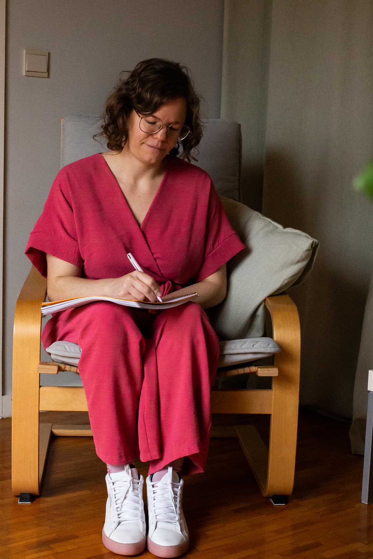 Maike bereidt een sessie voor