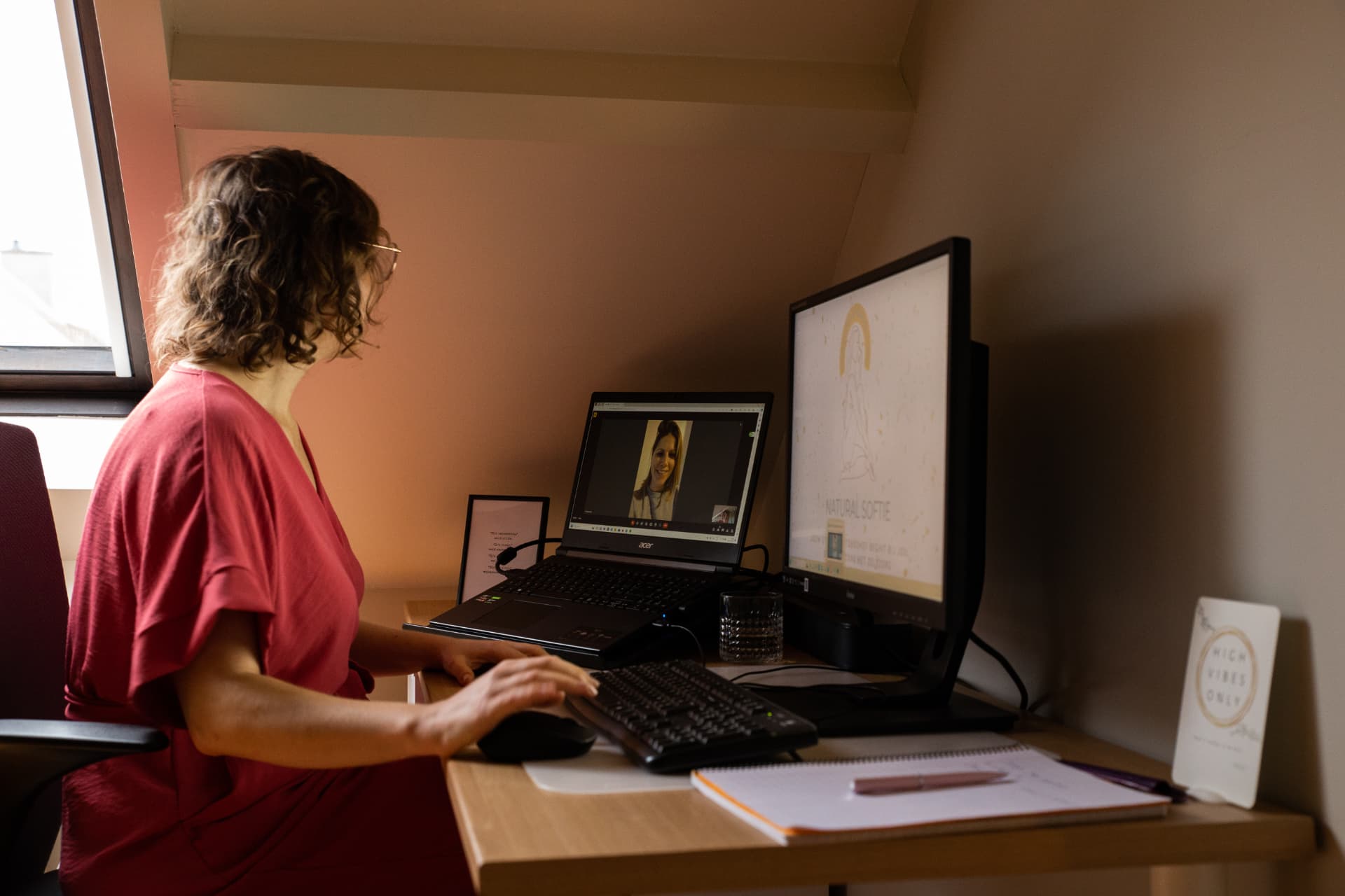 Maike tijdens een online sessie