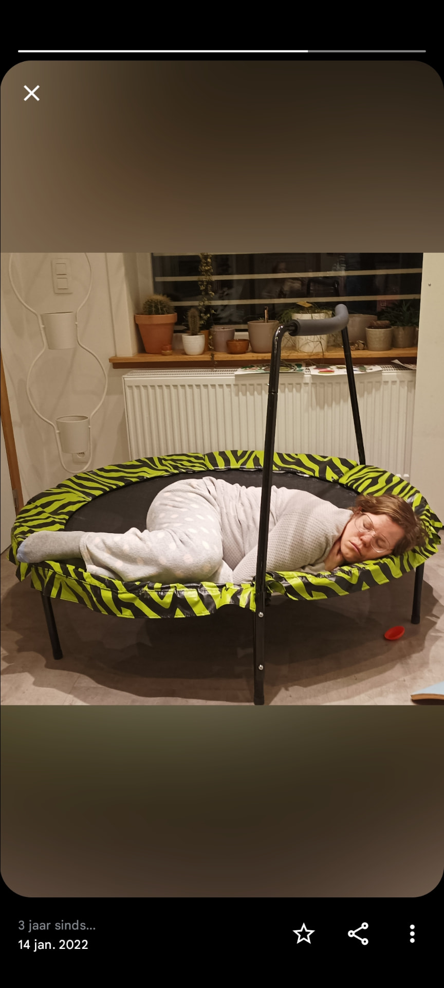 Maike valt in slaap op de trampoline terwijl Nel speelt