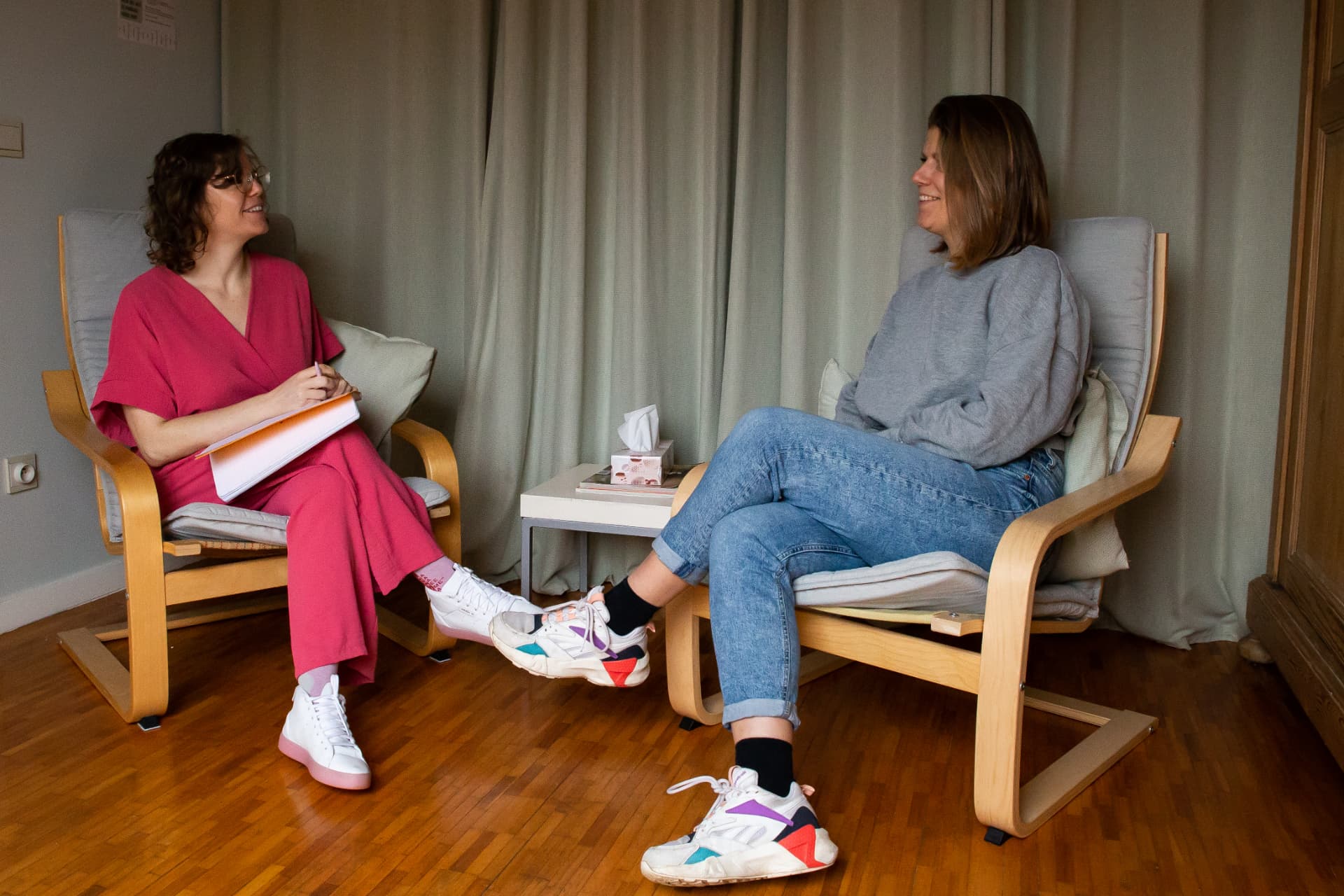 Maike in gesprek tijdens een sessie
