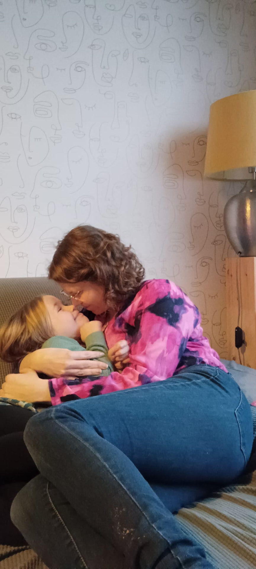 Maike in een teder moment met een kind