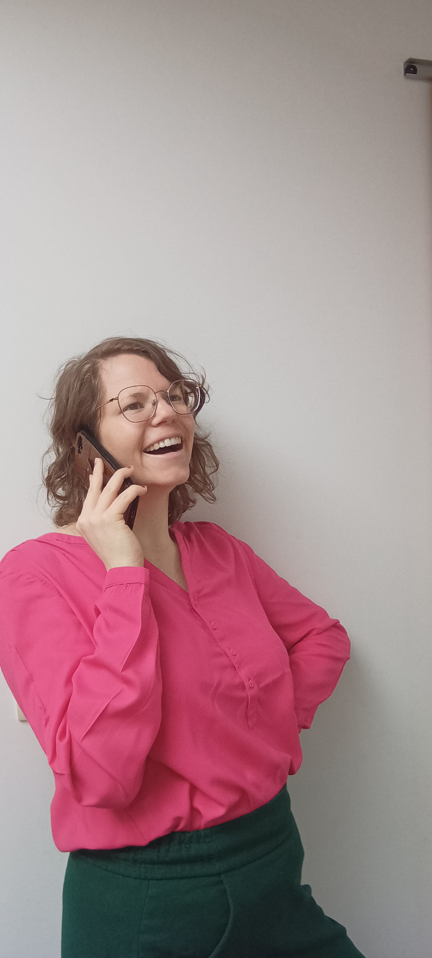 Maike lachend aan de telefoon