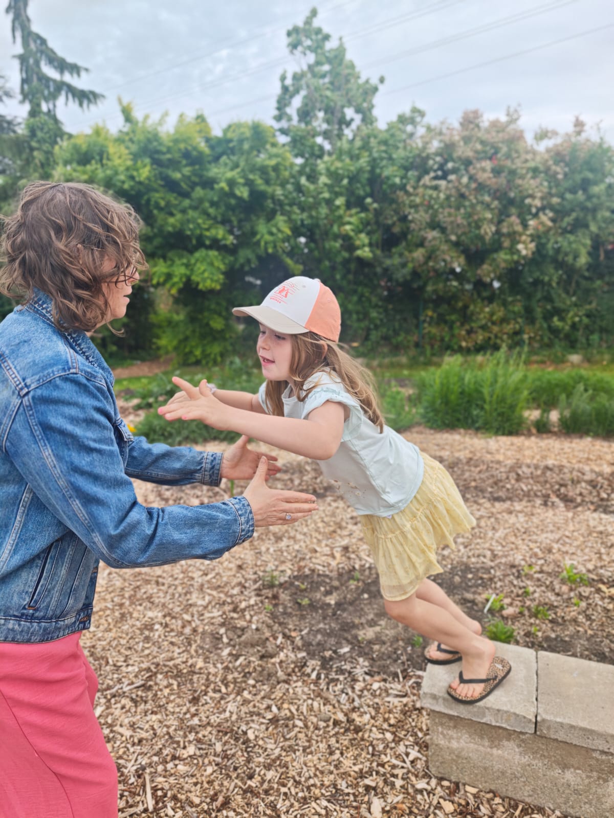 Maike speelt met de kinderen in de tuin