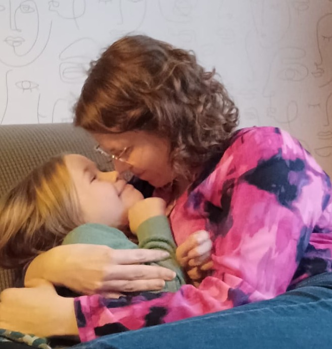 Maike knuffelt met haar dochter Nel