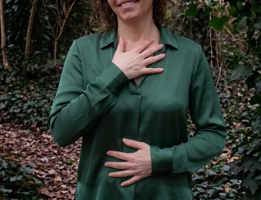 Handen rustend op het hart - terugkomen bij jezelf