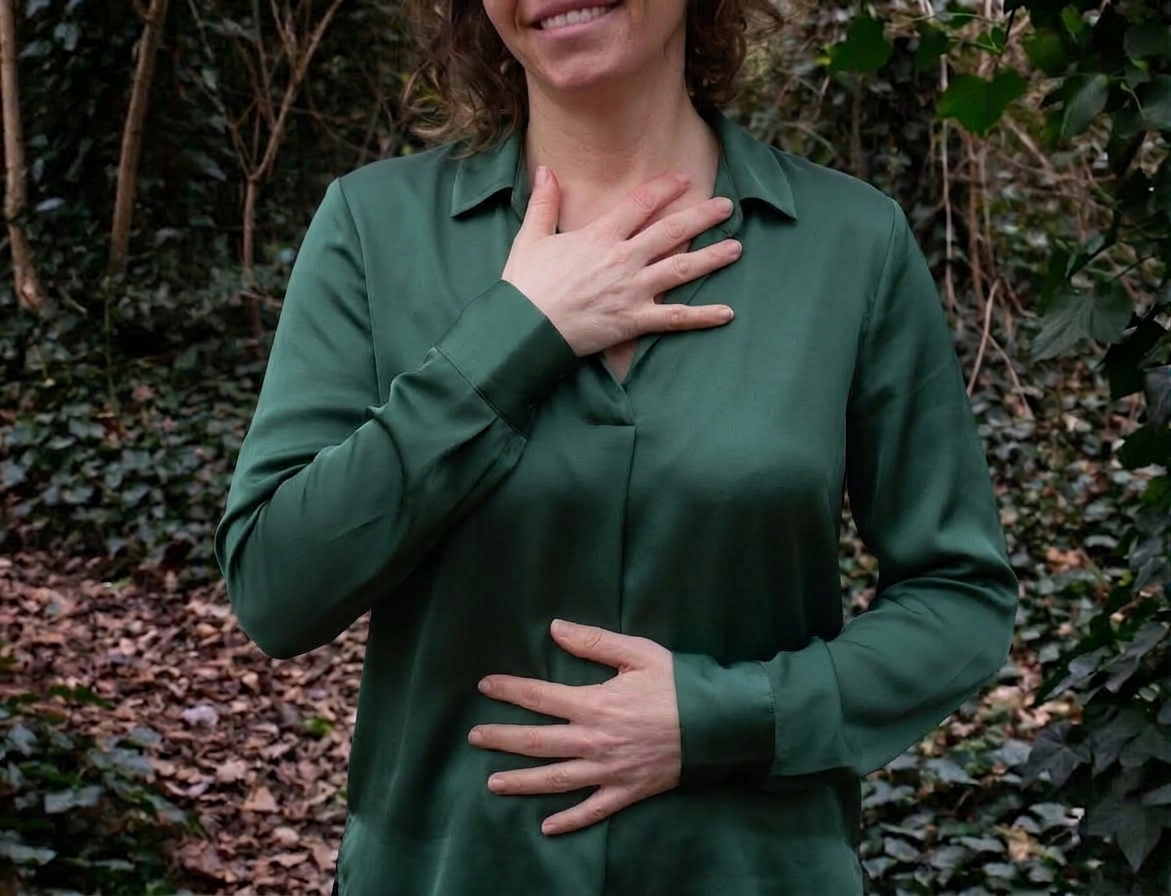 Handen rustend op het hart - terugkomen bij jezelf