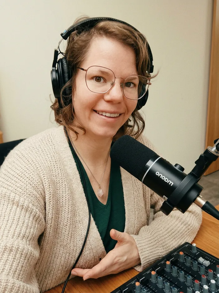 Maike achter de microfoon - luisteren in plaats van forceren